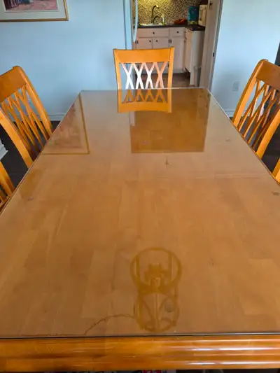 Je vends une vitre de protection pour table mesurant 69 po x 36 po (175cm 1/2 par 91 cm 1/2) . L'épa...