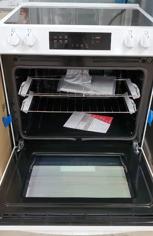 Frigidaire 30" 5.3 cu. ft. 5-Element Electric Range - White in Stoves, Ovens & Ranges in Bedford - Image 4