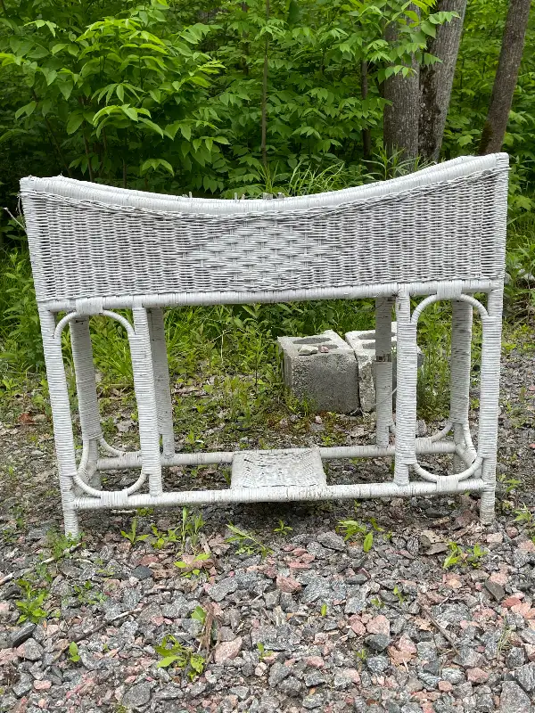 White Wicker Planter Plant Stand Indoor Outdoor Furniture Vintag in Patio & Garden Furniture in Sudbury - Image 2