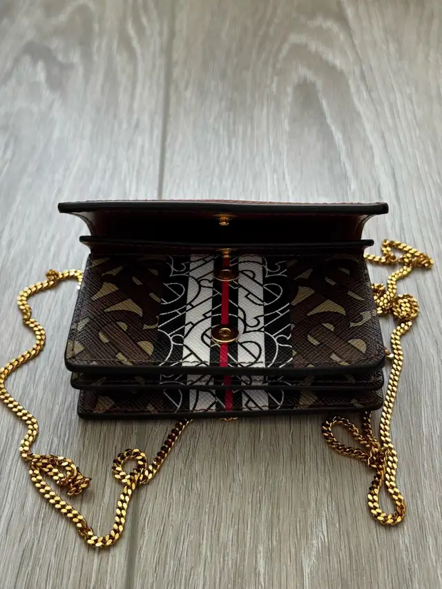 Burberry Card Case with Chain - Like New! in Women's - Bags & Wallets in Markham / York Region - Image 3