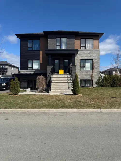 Grand condo 5 1/2 à louer à St-Jérôme pour le 1er Juillet inclut 2 parkings, cabanon extérieur, gran...