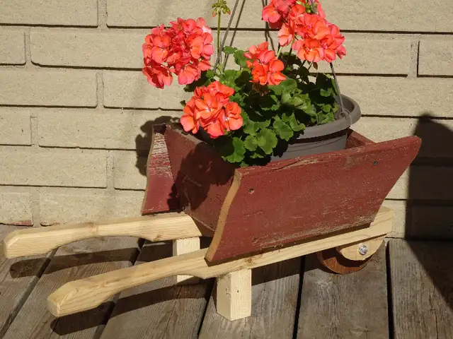 Wheelbarrow Lawn Ornament Planter Made of Wood in Outdoor Décor in Markham / York Region - Image 3