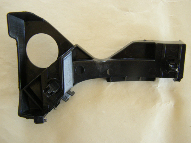 NEUF Toyota Corolla 2003-2008 Front Bumper Bracket Pare-chocs dans Pièces de carrosserie  à Longueuil/Rive Sud - Image 2