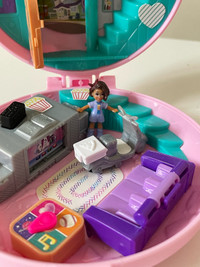 Polly Pocket Playset Travel Toy with 1 micro doll & accessories 