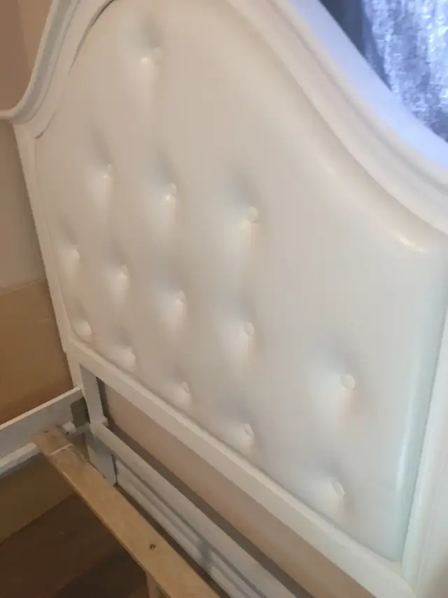 White Twin princess bed room set in Beds & Mattresses in Mississauga / Peel Region - Image 2