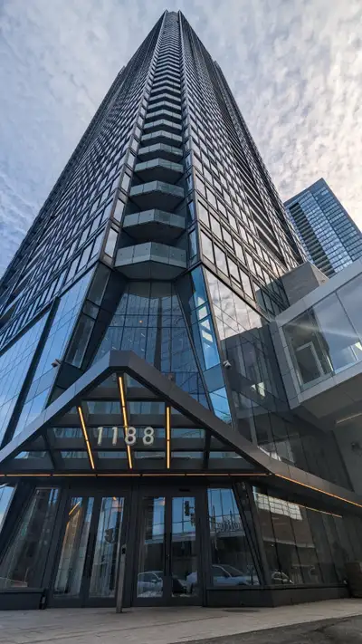 1188, rue Saint-Antoine Ouest, Montréal Disponible dès le 1er novembre Bail minimum de 6 mois Profit...