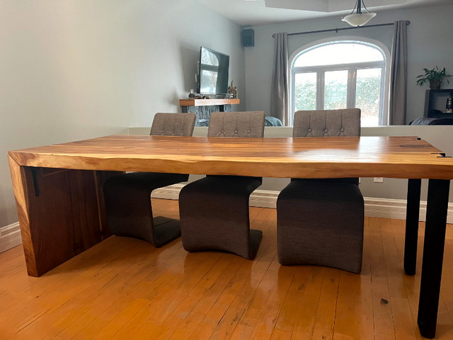 table de salle à dîner en bois d'accacia dans Mobilier de salle à manger et cuisine  à Laval/Rive Nord - Image 2