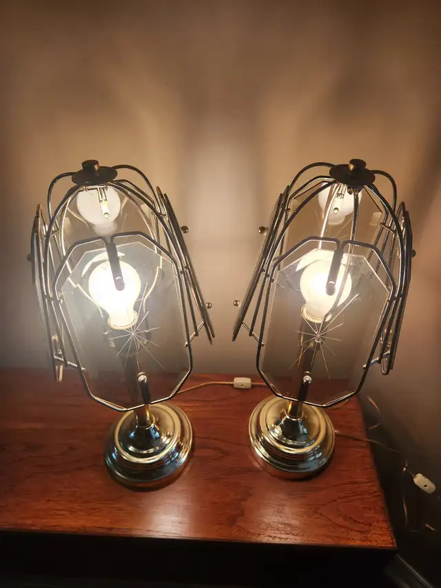 PAIR OF VINTAGE BRASS & SMOKED-GLASS TABLE LAMPS in Indoor Lighting & Fans in Oakville / Halton Region - Image 7