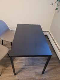 Table de cuisine avec deux chaises