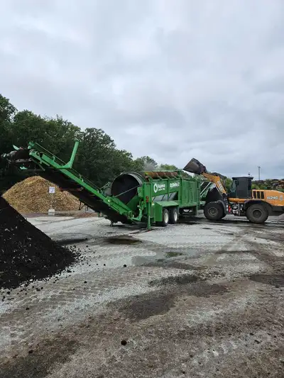McCloskey 621RE 1/4" & 1/2” Screens High Performance Trommel Features: High Throw 6’x21’ Drum 6 Cubi...