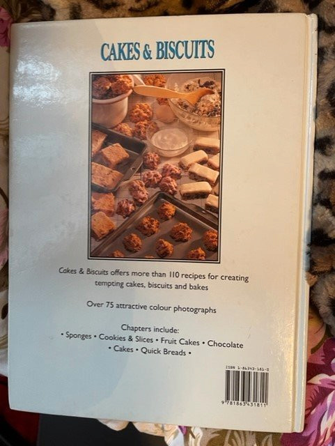 CAKES AND BISCUITS COOK BOOK. in Non-fiction in City of Toronto - Image 4