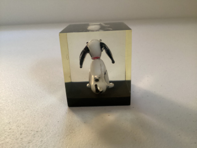 Lucite Resin Cube Paperweight with Beagle Puppy “Snoopy” Inside dans Décoration intérieure et accessoires  à Ouest de l’Île - Image 3