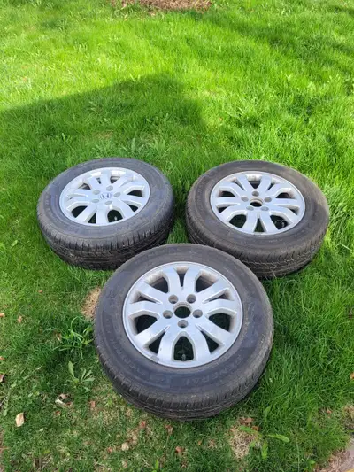 3 Mags de Honda CR-V avec pneus d’été 215/65 R16 Général Evertrek RTX en bonne état.