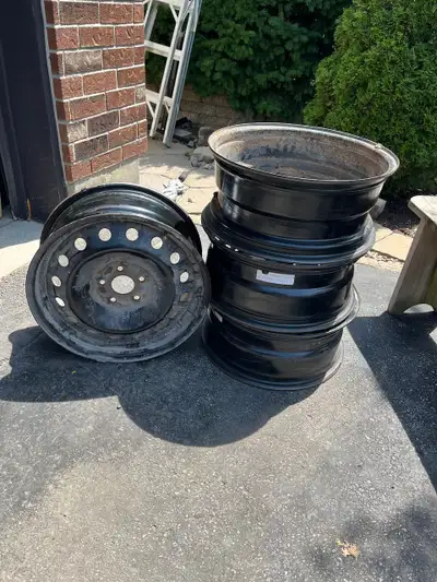 Utilisées seulement 5 hivers, en très bon état. Bolt Pattern. : 5x114.3 Center Bore (mm) : 64.1 Offs...