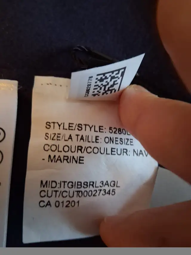 NWT Canada Goose Women's Solid Woven Wool Navy Scarf Wrap in Women's - Tops & Outerwear in City of Montréal - Image 8