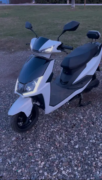 Moped 2024 E-Scooter moped *2 same scooters available* One still brand New •72v 20ah •3-speed long r...