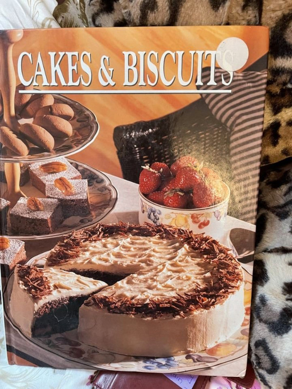 CAKES AND BISCUITS COOK BOOK. in Non-fiction in City of Toronto