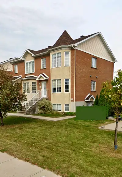 Grand condo 4 1/2 au rez-de-jardin à St-Basile-le-Grand. Deux chambres à coucher. Rénové et peinturé...