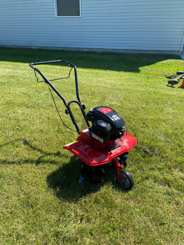 Yard Machines by MTD front tine garden Tiller Tondeuses et