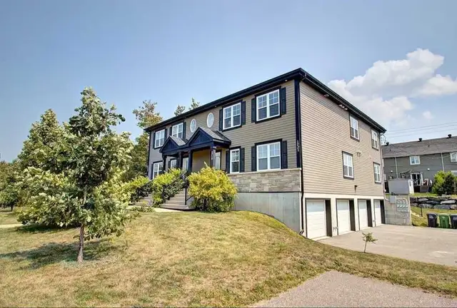 Grand 5 1/2  avec garage Mi-Vallon