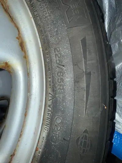 225/65 R17 102T