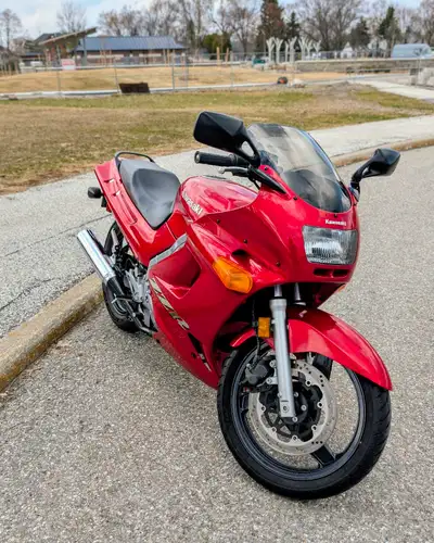 This is almost showroom condition. 9000km, excellent condition and runs great. It's a ninja 250 with...