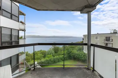 Condo avec balcon vue sur le fleuve un cadre de vie exceptionnel ! Électroménager inclus Rideau élec...