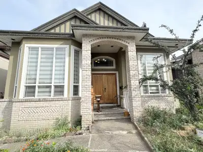 3 Rooms Available for Rent in Surrey, BC Available between September 15 and October 1 only for Girls...