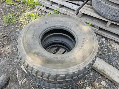 Je vends un ensemble de six pneus Goodyear Wrangler Military OZ, de dimension 37x12.50R16.5LT. Ces p...