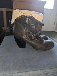 Womens size 7 short black boots