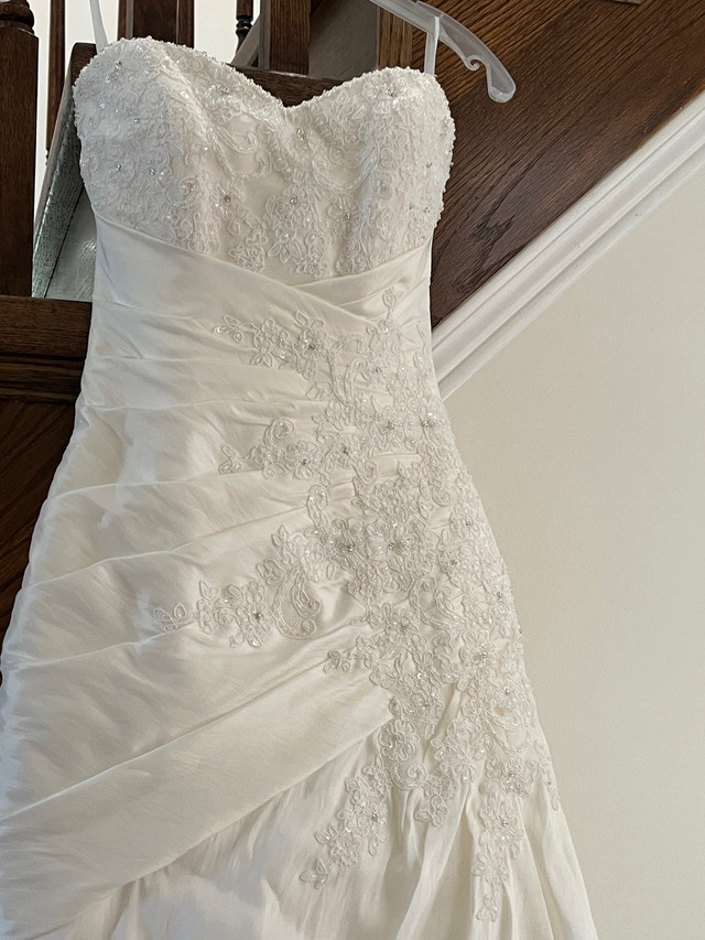 Wedding dress size 2 in Wedding in Oshawa / Durham Region