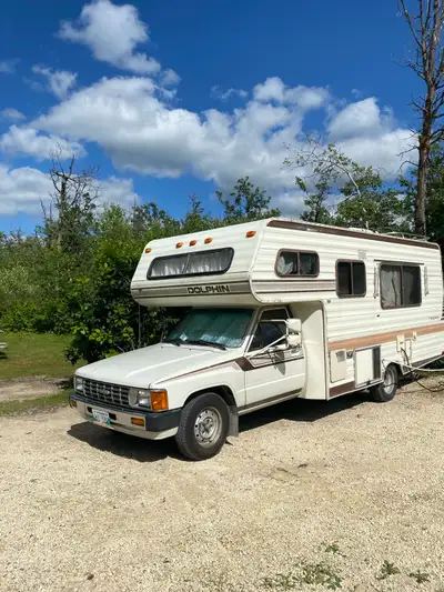 1986 Toyota Dolphin motorhome….145000 km… onboard generator… roof and dash A/C brand new clutch new...