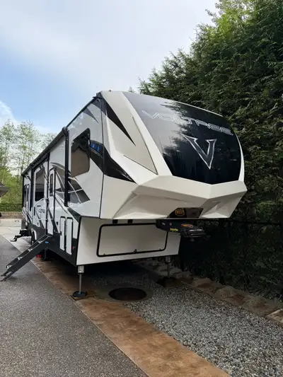 2019 Dutchmen Voltage 3655 Toy Hauler, Like brand new condition, very low usage, 39’ long, 13,500lbs...