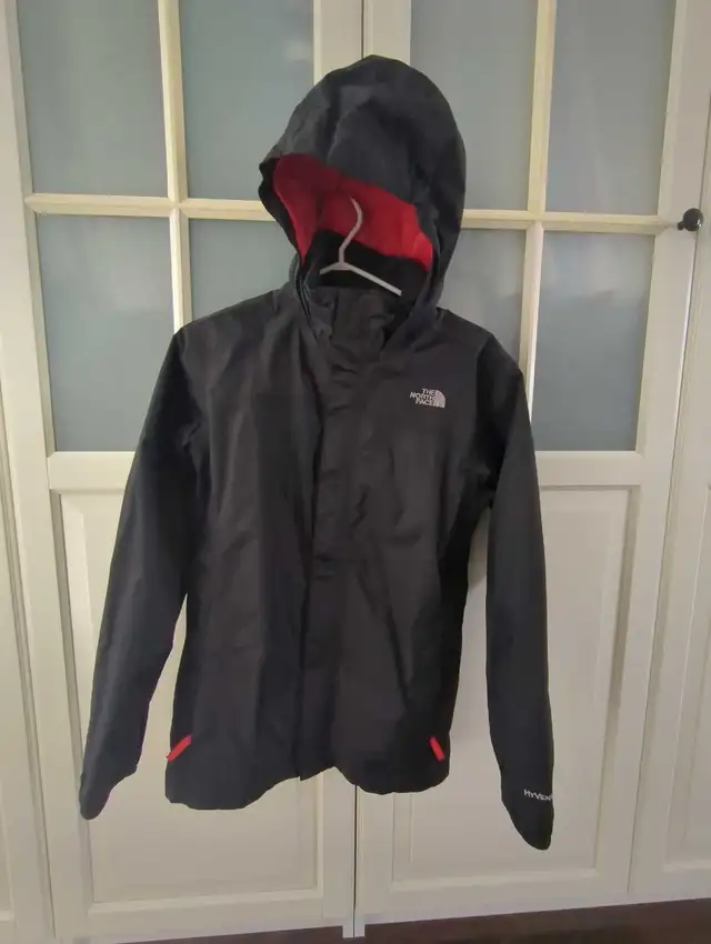 The North Face Rain Jacket - Black - Youth XL / Men's XS in Kids & Youth in City of Toronto - Image 2
