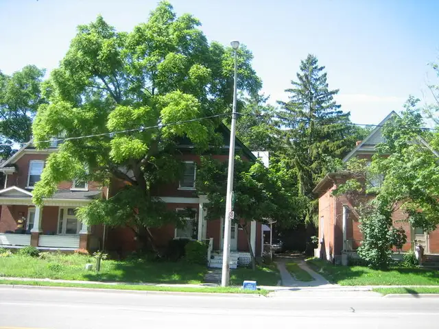1 bedroom 1 bath $1325/month 97 Charles St East, Kitchener