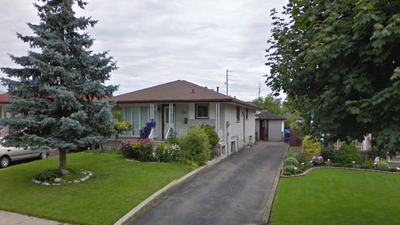 Clean & Renovated, 3 Bedroom Top Floor of House with Unlimited Rogers 2 Gigabit Internet. All hardwo...