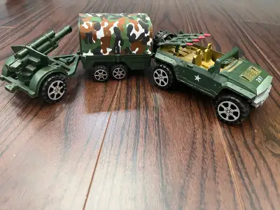 This pre-owned military toy set features a detailed green army jeep with a matching trailer and arti...