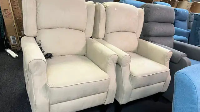 Massage recliner  in Chairs & Recliners in Markham / York Region - Image 2