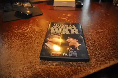 Cette annonce est pour inclus les items suivants : WWE The Monday Night War DVD 2004 wrestling dvd k...