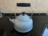 NEW Le Creuset whistling stove-top tea kettle