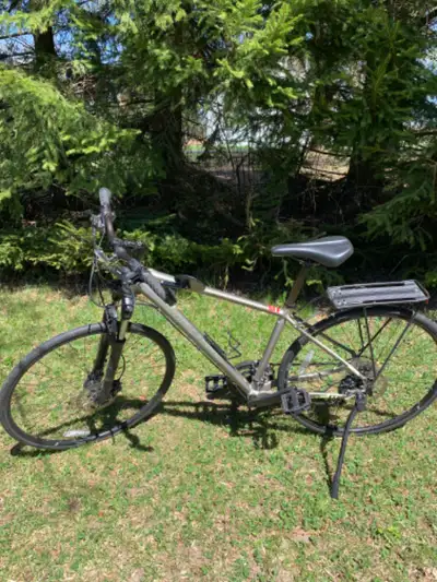 Très bonne condition avec freins à disc et 9 vitesses. Comprend: Porte-bidon, Béquille, Porte-bagage...