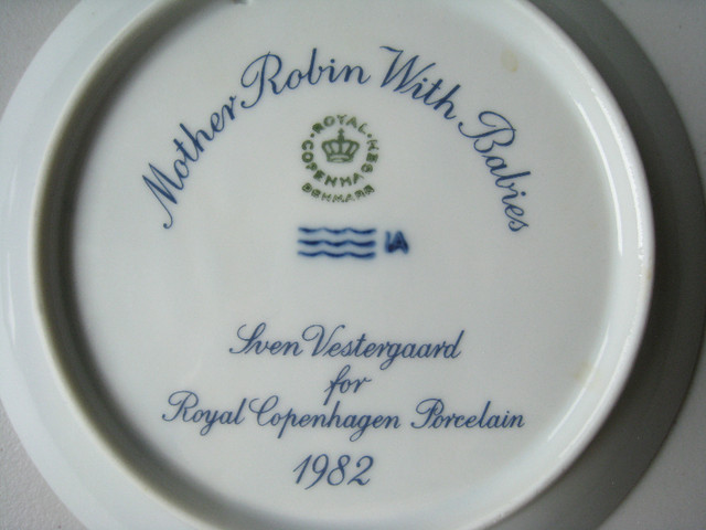 Royal Copenhagen Mothers Day Plate 1982 in Arts & Collectibles in Guelph - Image 3