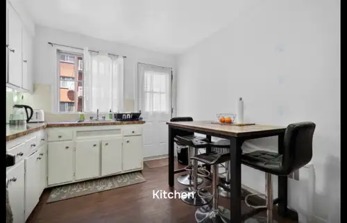 Disponible le 1er juillet Grand 4 1/2 TRÈS propre et CHAUFFÉ Situé au rez-de-chaussée 2 balcons exté...