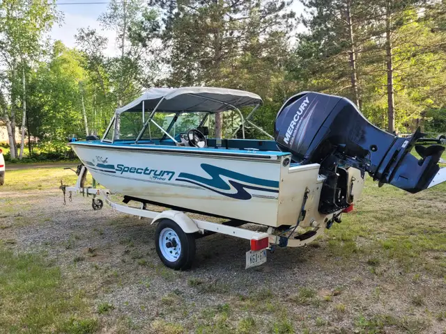 Boat motor and trailer in Powerboats & Motorboats in Sudbury - Image 2