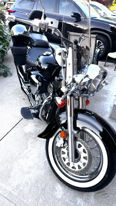 This pre-owned Suzuki Boulevard C50T cruiser is ready to hit the open road, featuring a classic blac...
