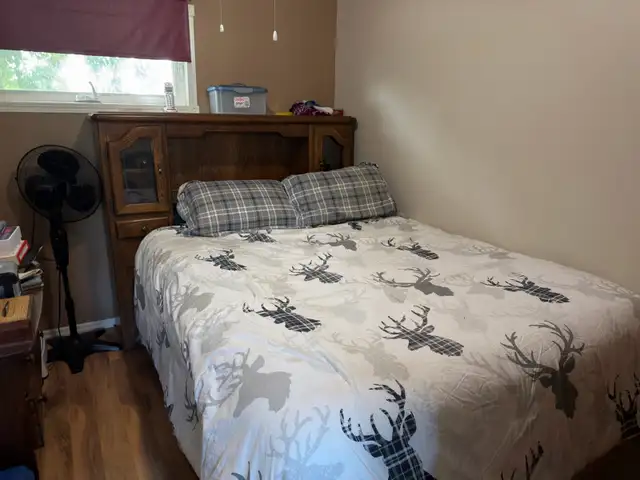 vintage 5 piece bedroom set  in Dressers & Wardrobes in Calgary - Image 3