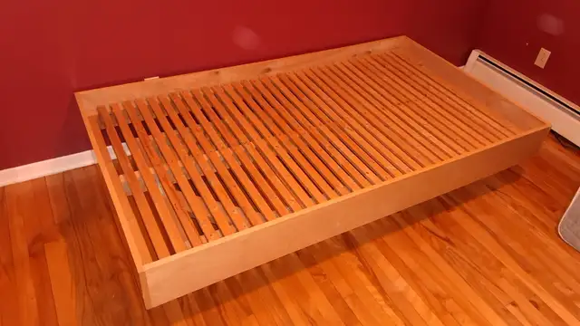 Lit simple + Matelas + Structure en bois – Excellent état in Beds & Mattresses in Longueuil / South Shore - Image 4