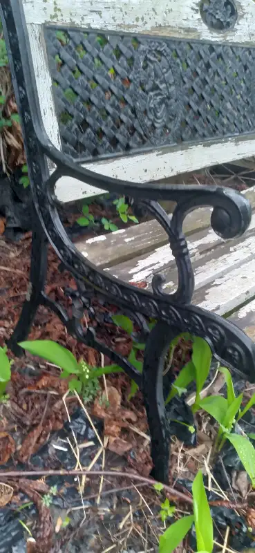 IRON/ STEEL WOOD YARD GARDEN BENCH, JUST NEEDS PAINT, VERY HEAVY in Patio & Garden Furniture in Sarnia - Image 5