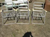 4 chaises en aluminium de parterre.