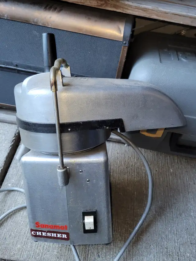 Commercial Fruit & Vegetable Juicer Sanamat in Industrial Kitchen Supplies in City of Toronto - Image 2